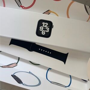 Apple iPhone watch SE complete NIB barely used w/no scratches! Midnight sport